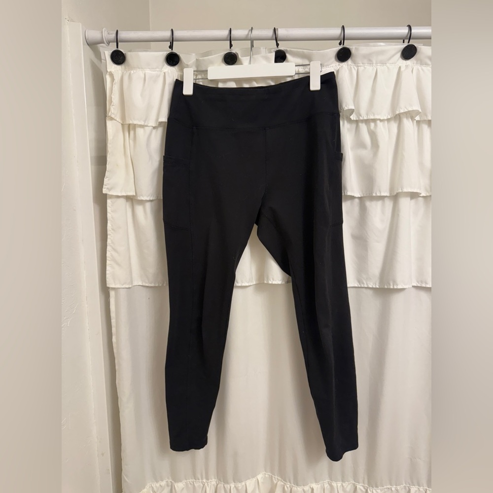 Women’s L Amazon Brand, Black Leggings with Pockets and Phone/Wallet Pocket